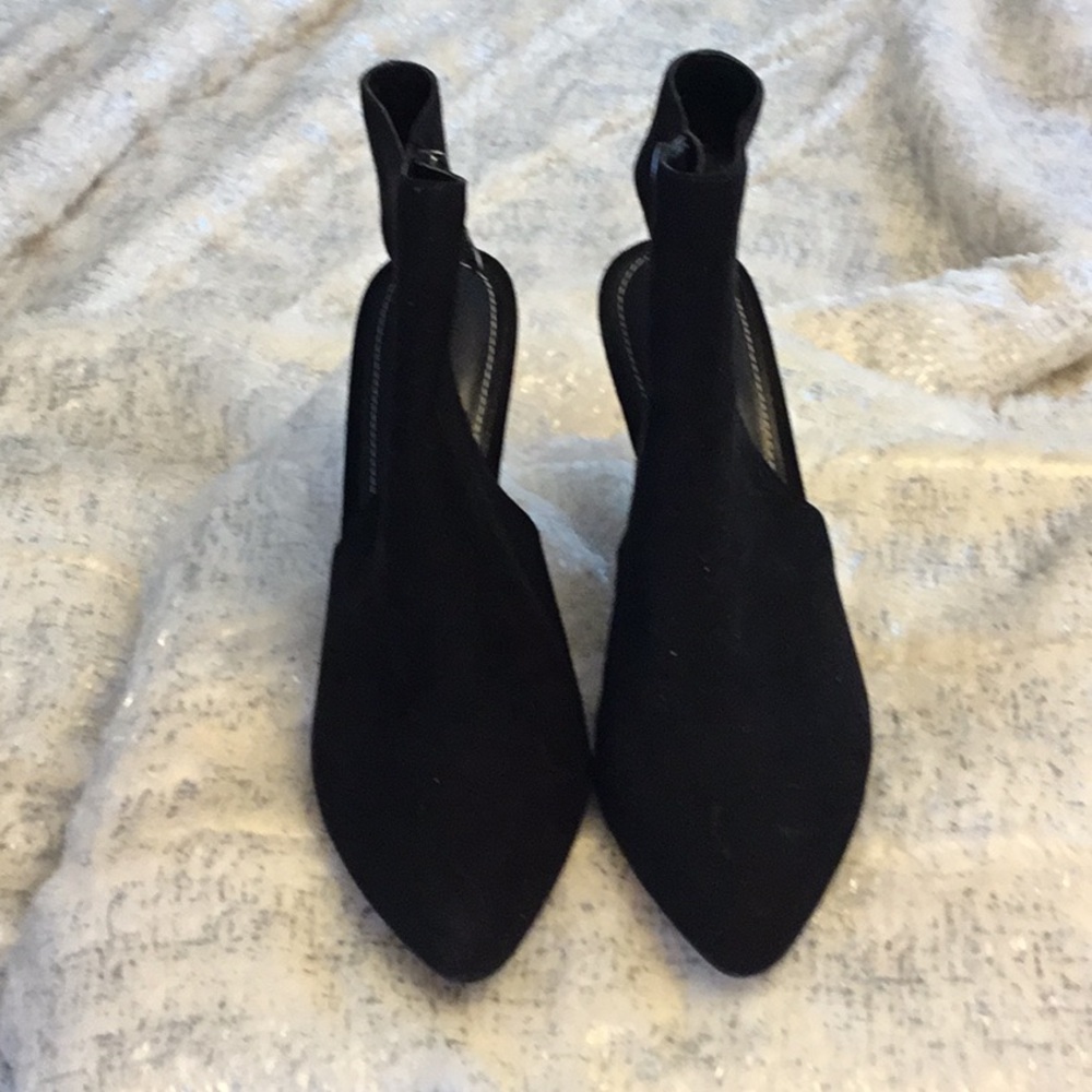 Charles David Black Heeled Shoes with Textured Design